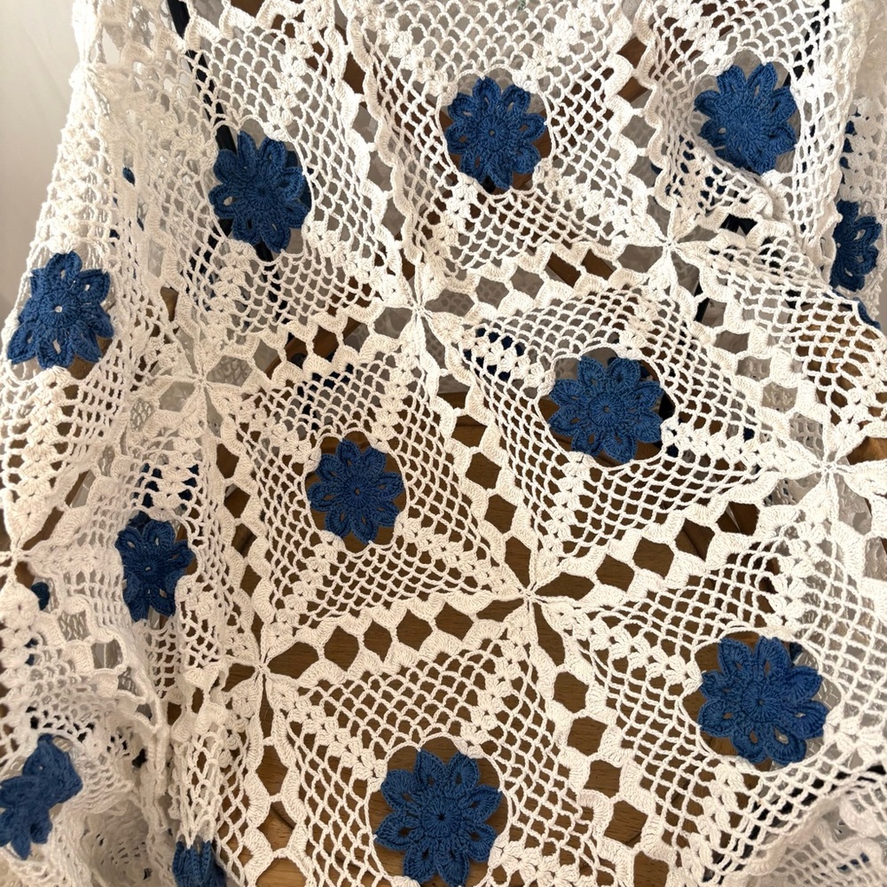 Vintage crochet full blanket white blue floral handmade cottage afghan - Picture 3 of 6